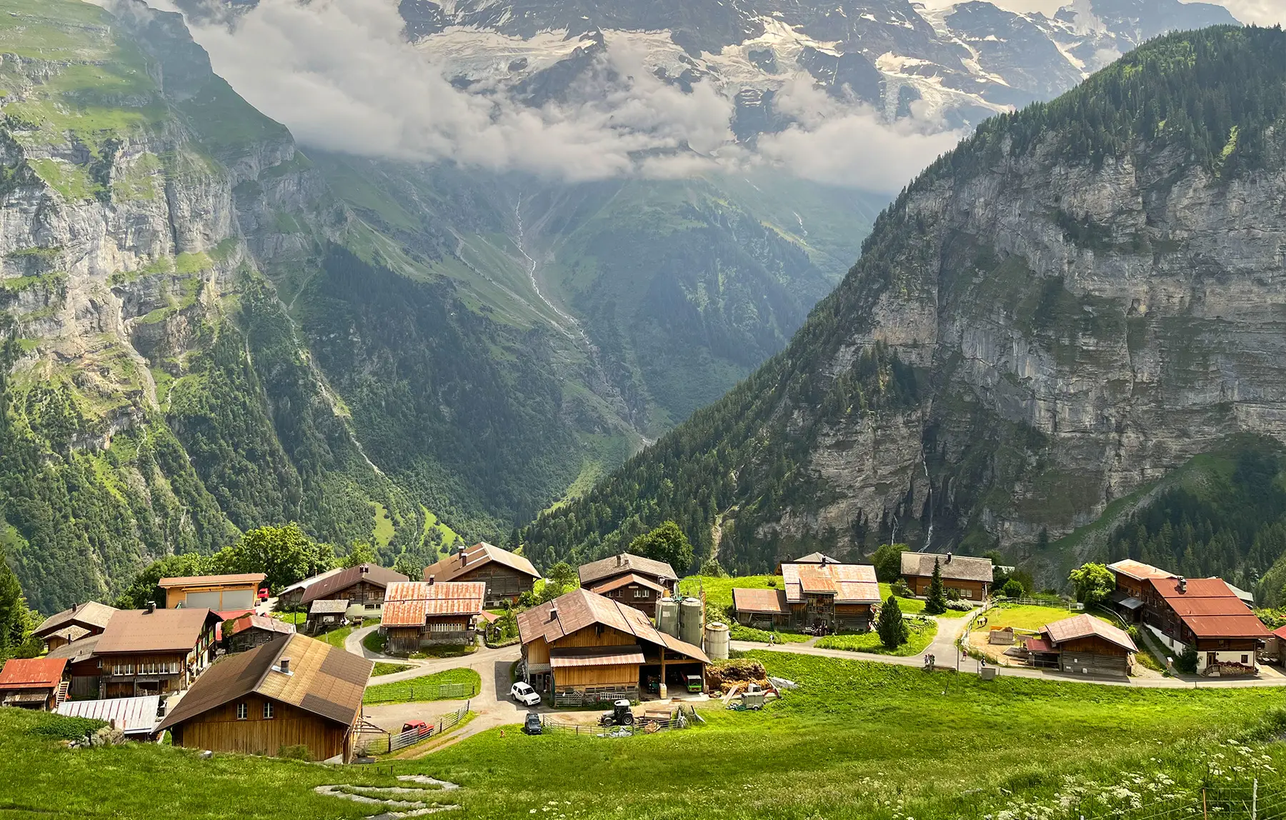 How to Choose Between a Lake Town and a Mountain Village for Hiking